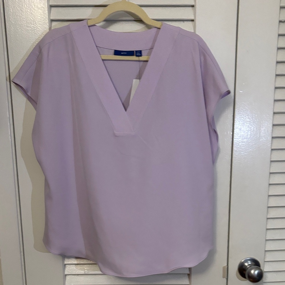 NWT! Excellent condition. Apt.9 PXL Lavender V-Neck Women's Top